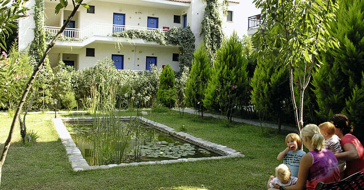 Een foto van het terras bij Rodon House Aparthotel