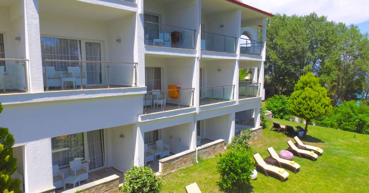 Een foto van de buitenkant van Alexander The Great Beach Hotel