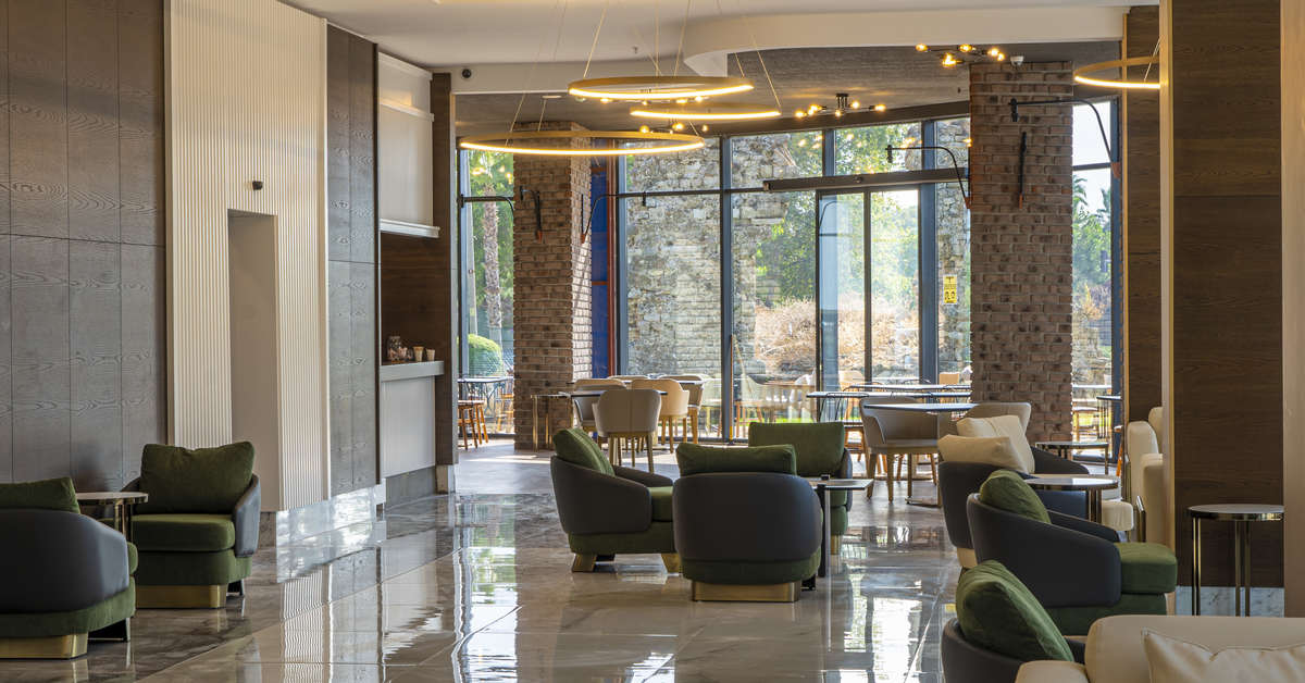 Een foto van het interieur van Side Square Hotel