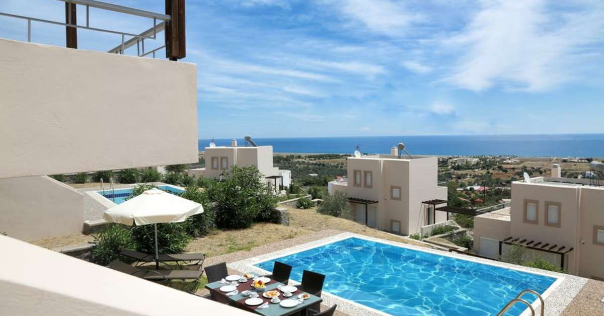 Een foto van het zwembad bij Athoniki Villas