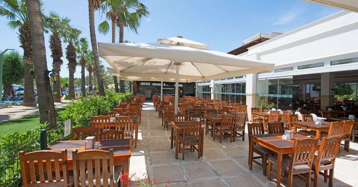 Een foto van het terras bij Hotel Sami Beach