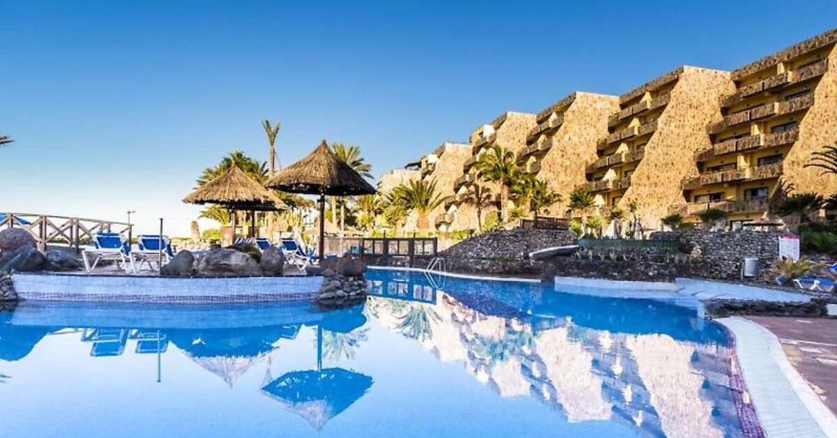 Een foto van het zwembad bij BlueBay Beach Club