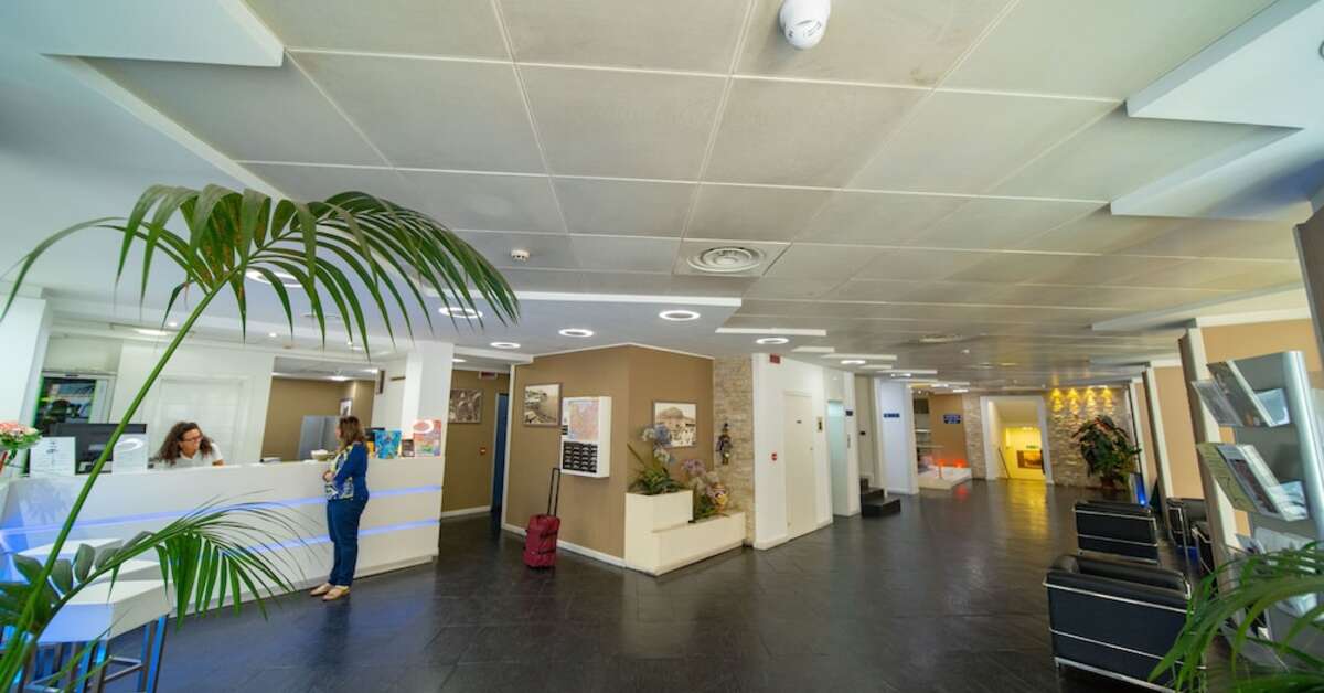 Een foto van het interieur van Ibis Styles Palermo Cristal