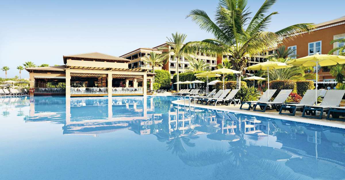 Een foto van het zwembad bij H10 Costa Adeje Palace