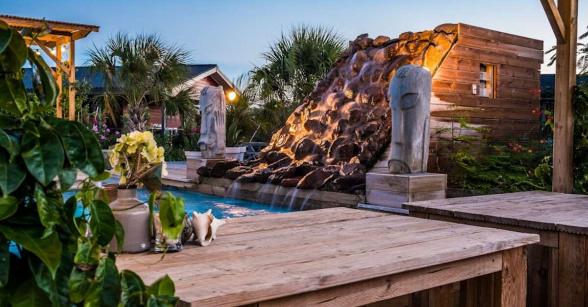 Een foto van het zwembad bij Red Palm Village