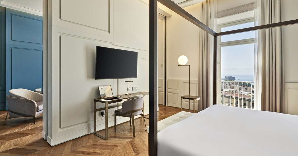Ein Foto De Bonart Naples Curio Collection by Hilton