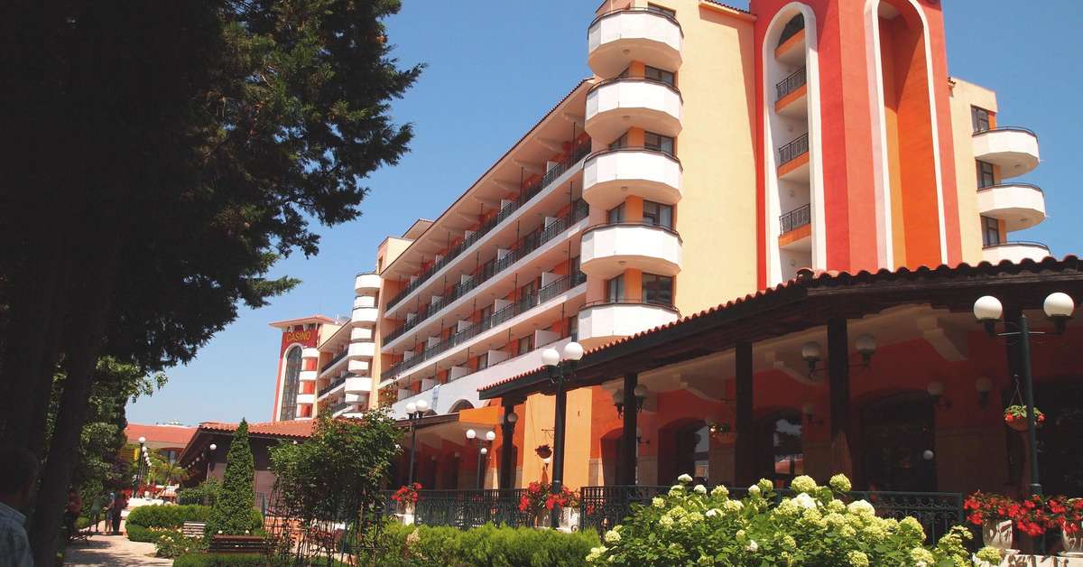Een foto van de buitenkant van Hotel Hrizantema