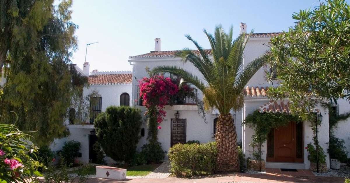 Een foto van de buitenkant van El Capistrano Village