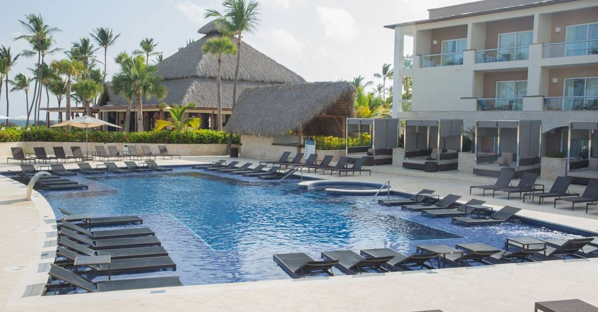 Een foto van het zwembad bij Royalton Punta Cana