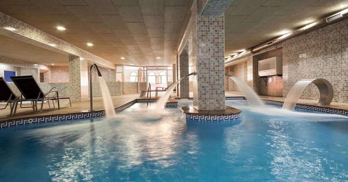 Een foto van het zwembad bij Aparthotel Best Alcazar