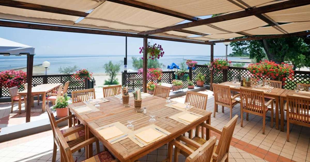 Een foto van het terras bij Club Del Sole Tenuta Primero Grado Family Collection