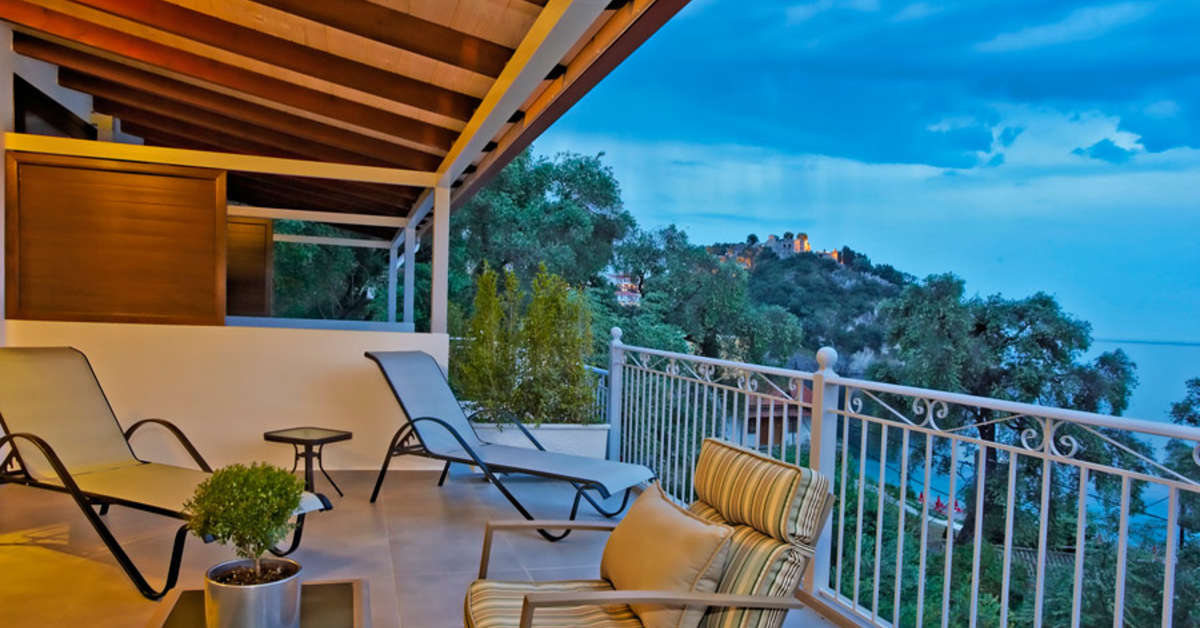 Een foto van het terras bij Hotel Valtos Beach