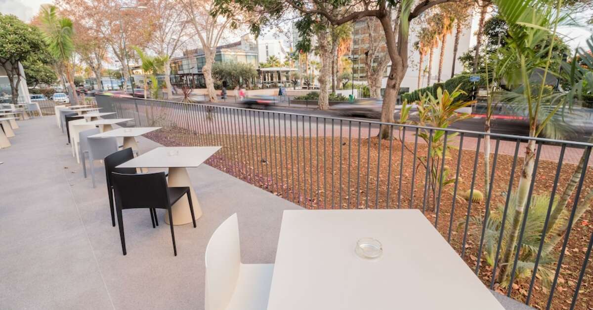 Een foto van het terras bij Girassol Hotel