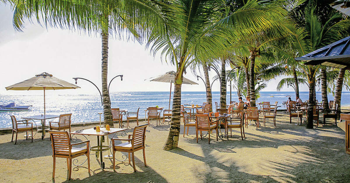 Een foto van het terras bij Victoria Beachcomber Resort & Spa