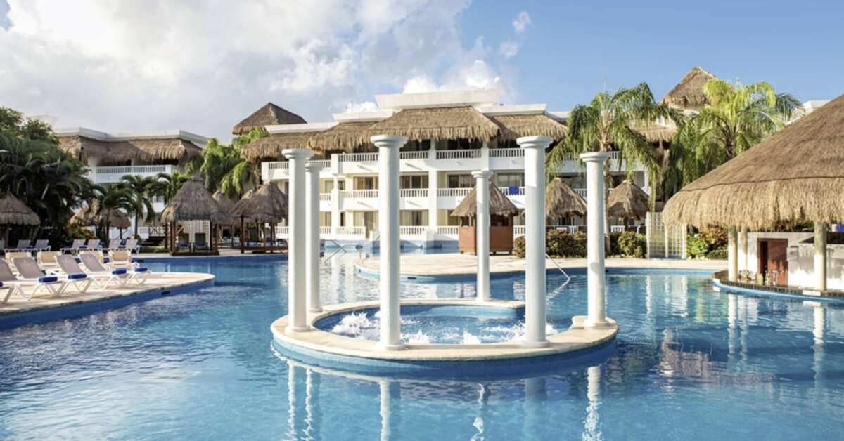 Een foto van het zwembad bij Grand Riviera Princess