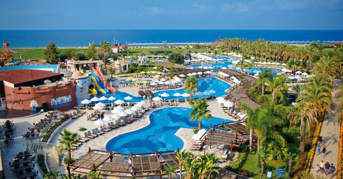 Een foto van het zwembad bij Club Calimera Serra Palace