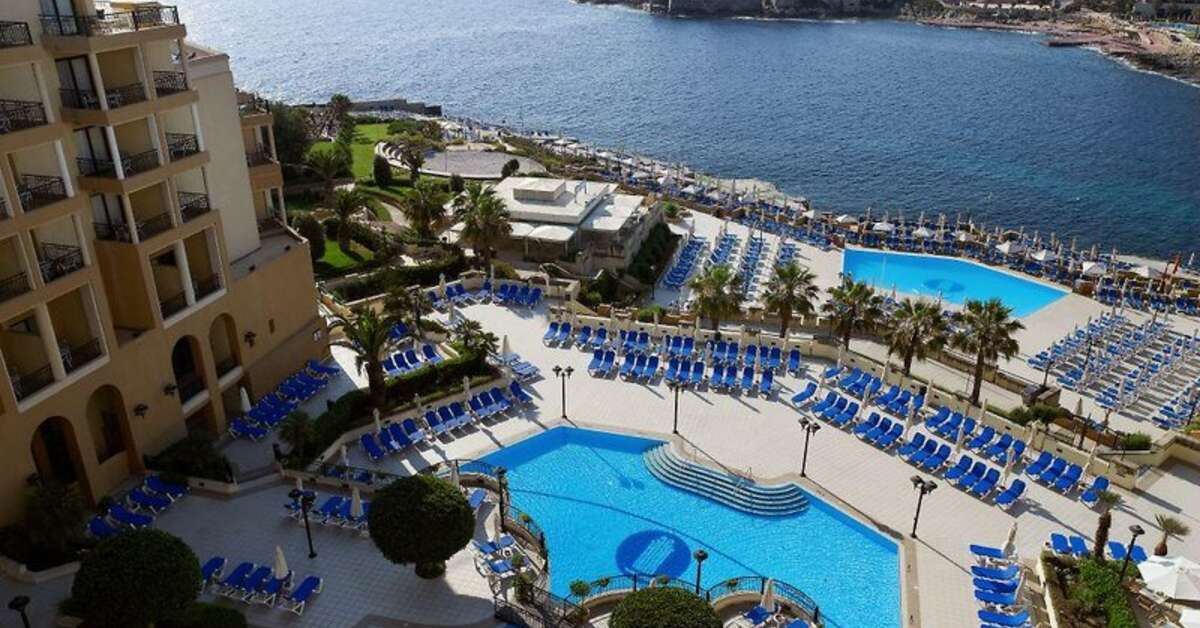 Ein Foto vom Pool im Corinthia Hotel St. George's Bay