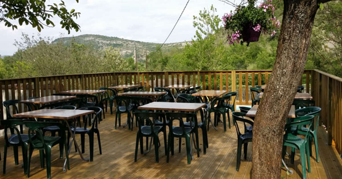 Een foto van het terras bij Camping Saint Amand
