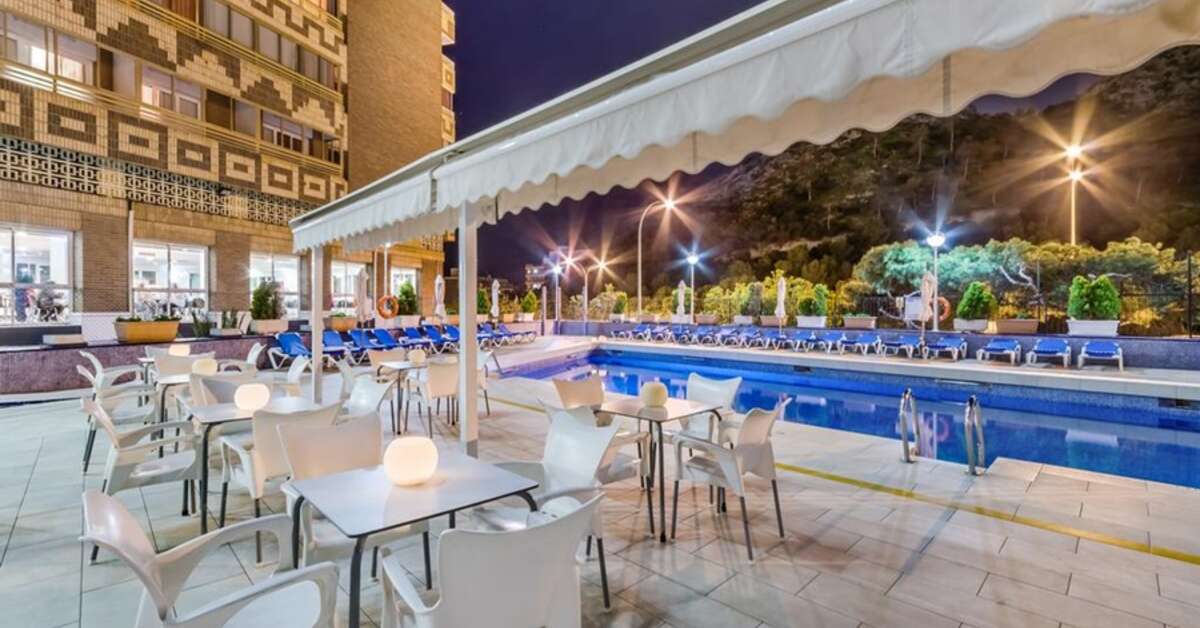 Een foto van het zwembad bij Sercotel Maya Alicante