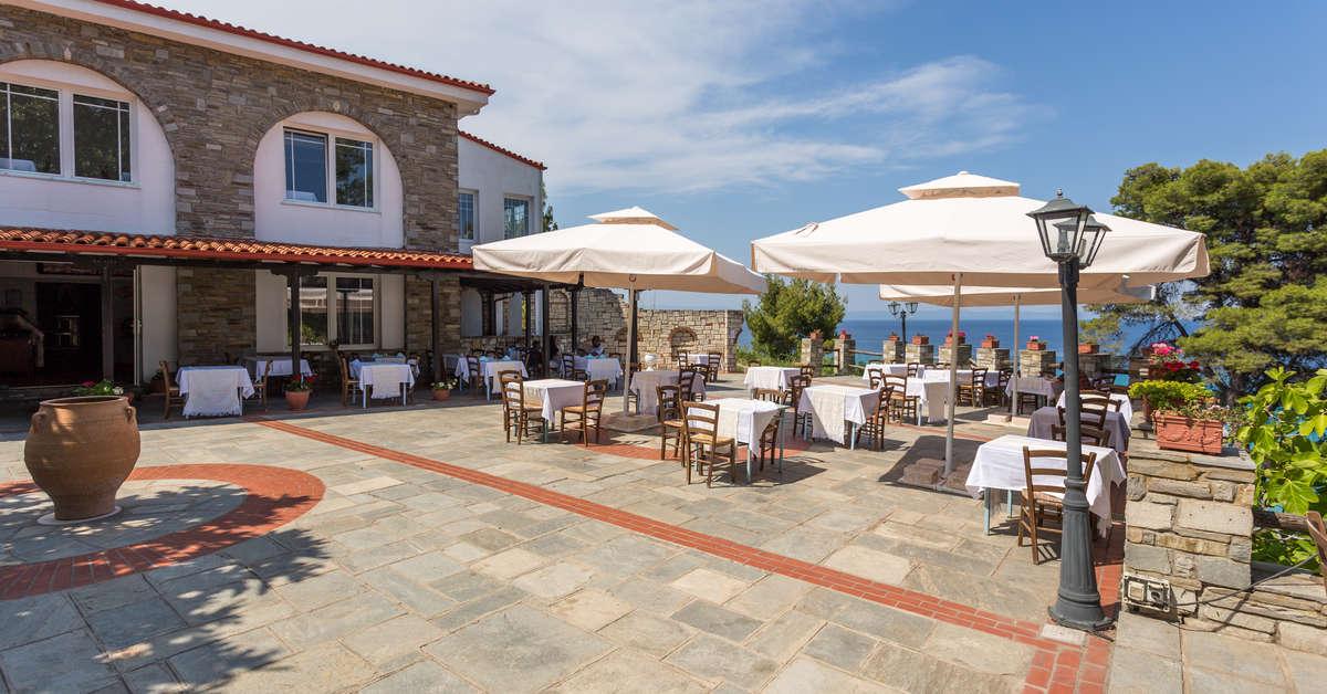 Een foto van het terras bij Alexander The Great Beach Hotel