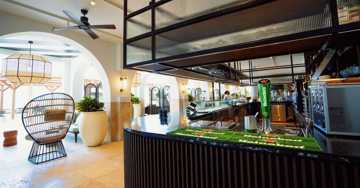 Een foto van het terras bij Mangrove Beach Resort