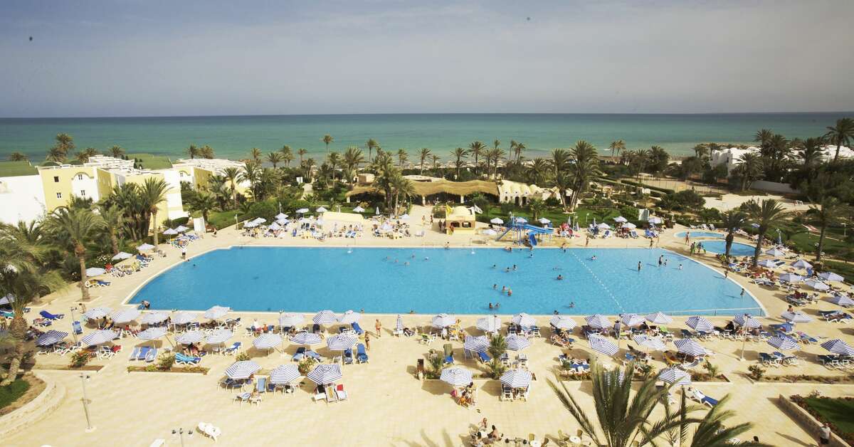 Een foto van het zwembad bij Hotel Djerba Castille