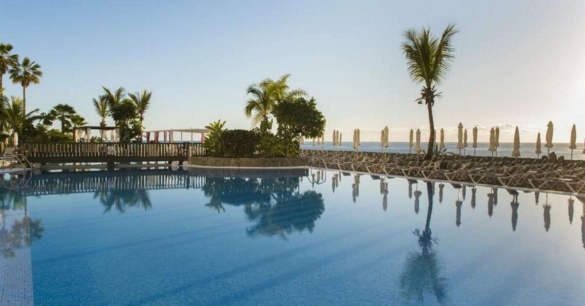 Een foto van het zwembad bij TUI Blue Suite Princess