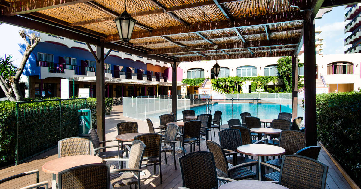 Een foto van het terras bij Hotel Monarque Fuengirola Park