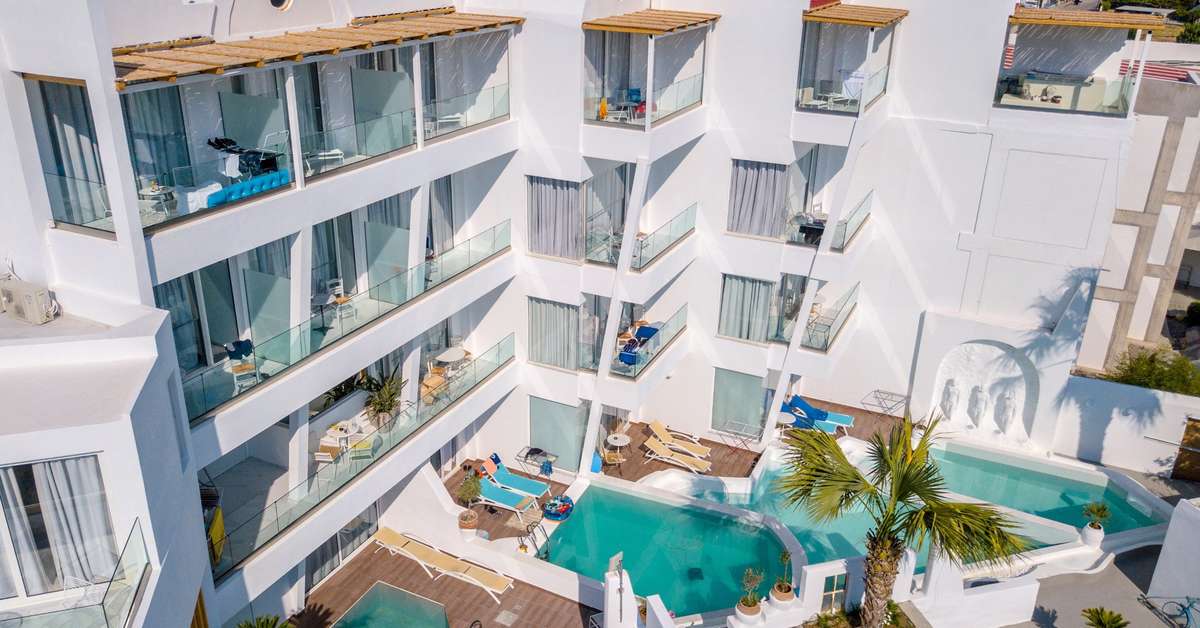 Een foto van het zwembad bij Kouros Home