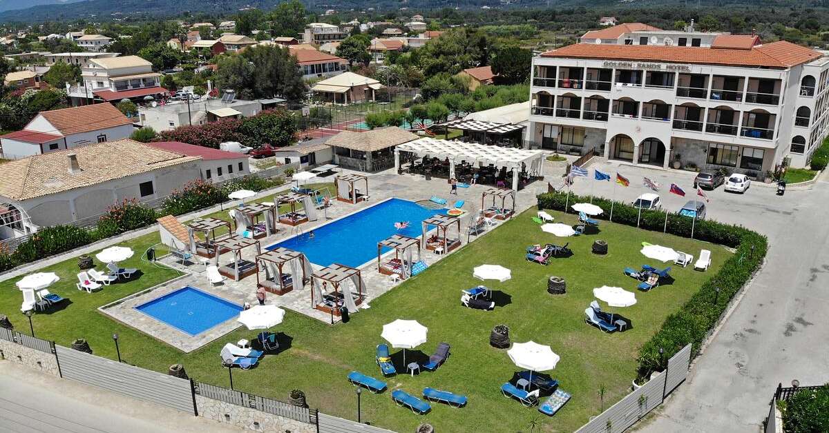 Een foto van het zwembad bij Golden Sands Hotel