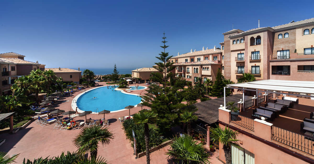 Een foto van het zwembad bij Barcelo Punta Umbria Mar