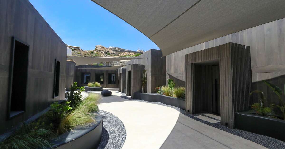 Een foto van de buitenkant van Aeonic Suites & Spa