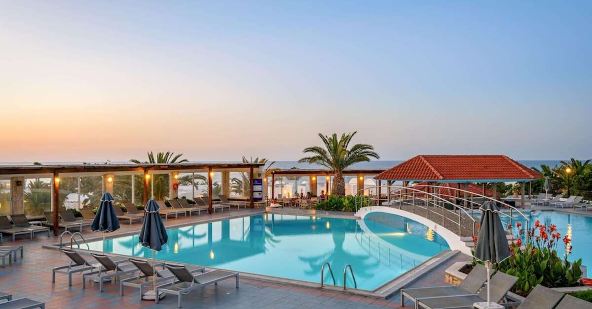 Een foto van het zwembad bij Annabelle Beach Resort