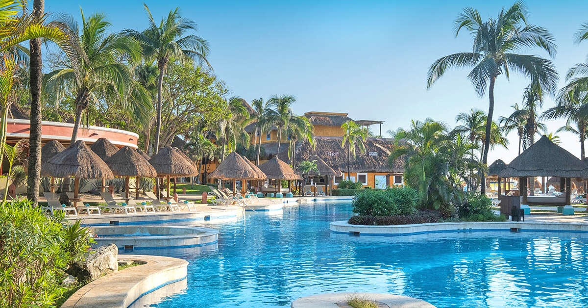 Een foto van het zwembad bij Iberostar Tucan
