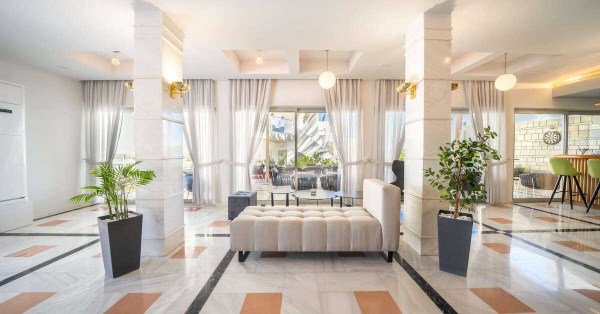 Een foto van het interieur van Adele Beach Hotel