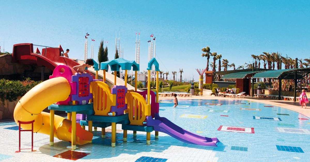 Een foto van het zwembad bij Pegasos World Hotel