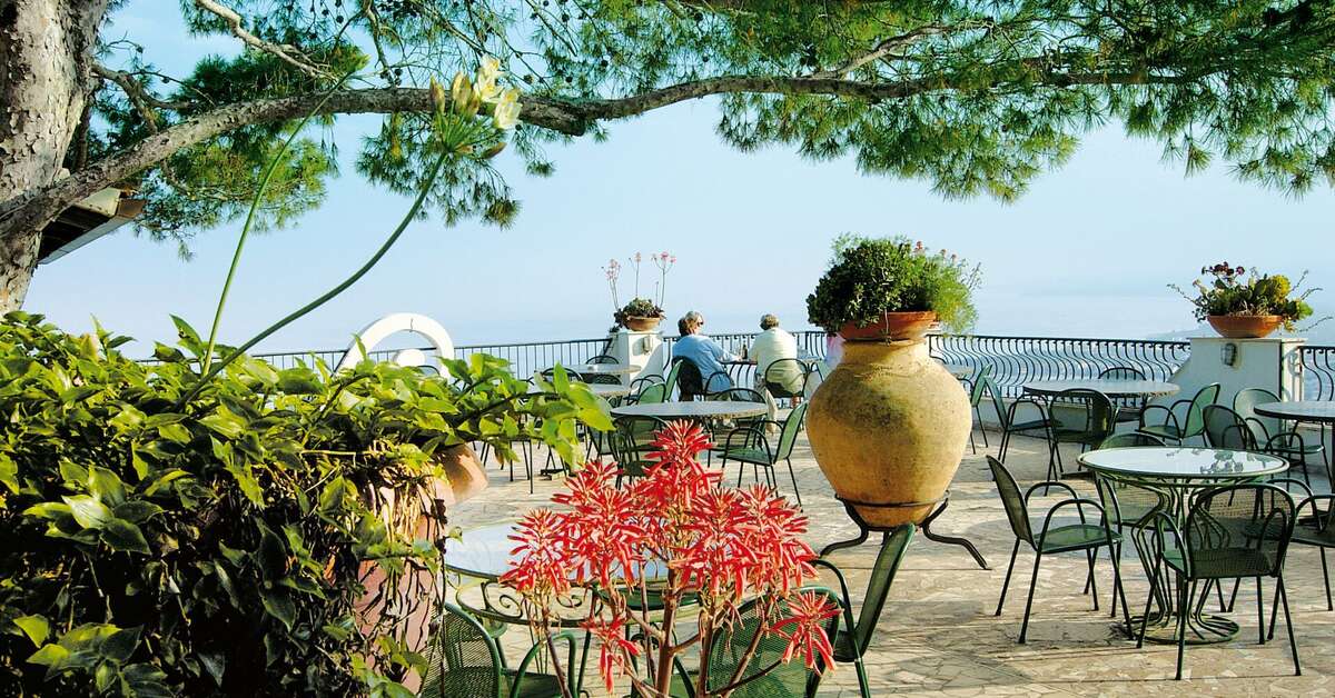 Een foto van het terras bij Hotel Vello d'Oro