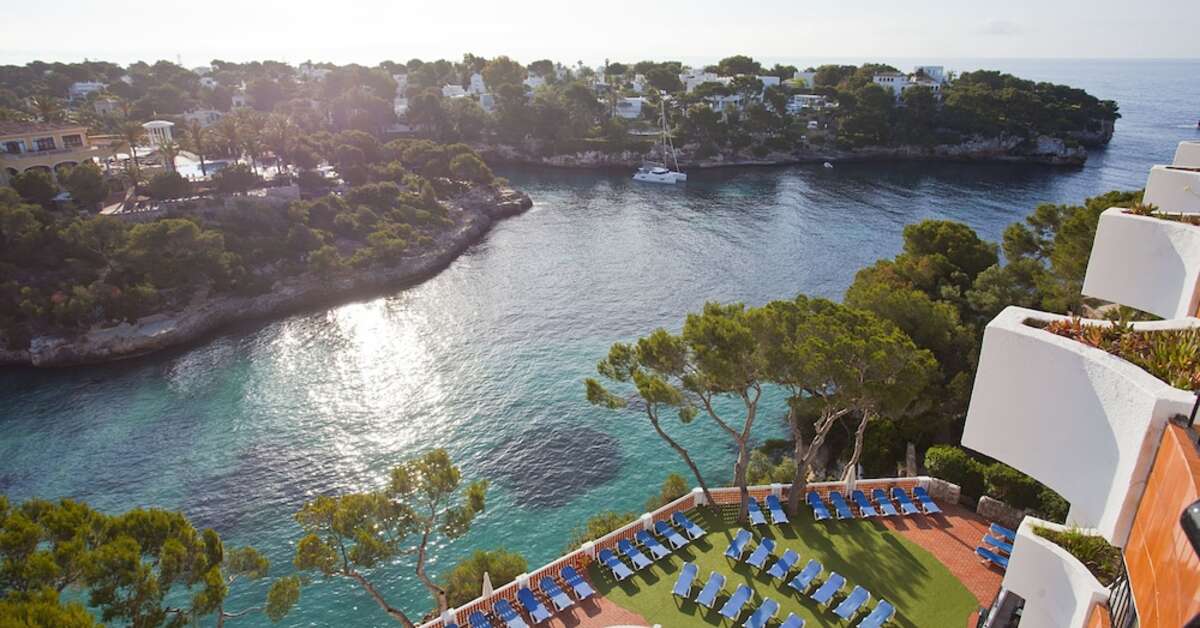 Een foto van het zwembad bij Cala Ferrera Hotel