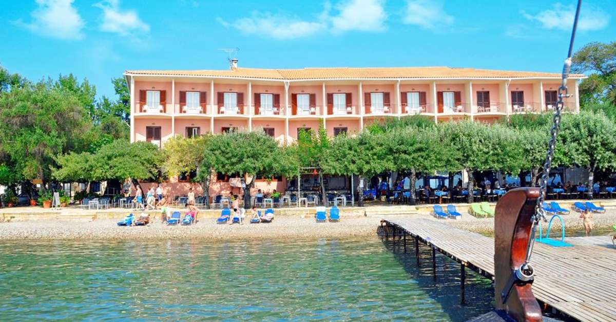 Een foto van de buitenkant van Dassia Beach Hotel