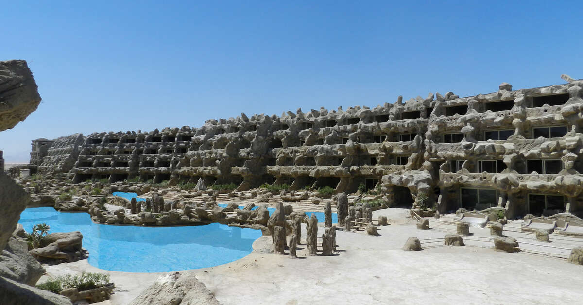 Een foto van het zwembad bij Caves Beach Resort