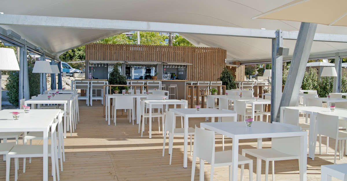 Een foto van het terras bij Hotel Bernat II