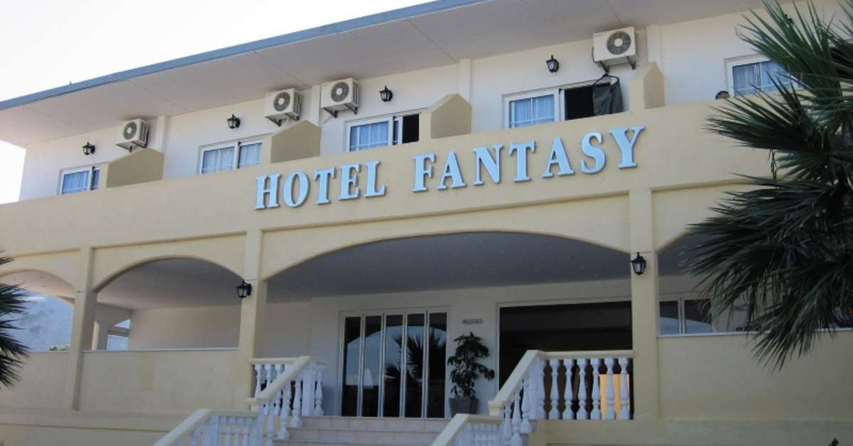 Een foto van de buitenkant van Fantasy Hotel
