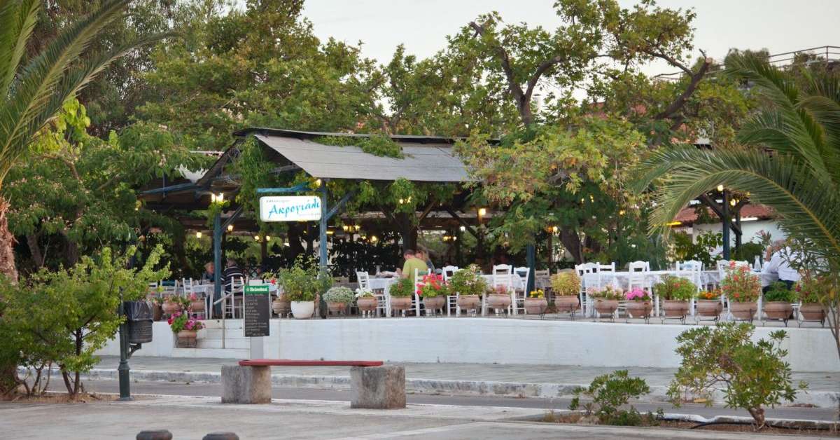 Een foto van het terras bij Akrogiali Hotel