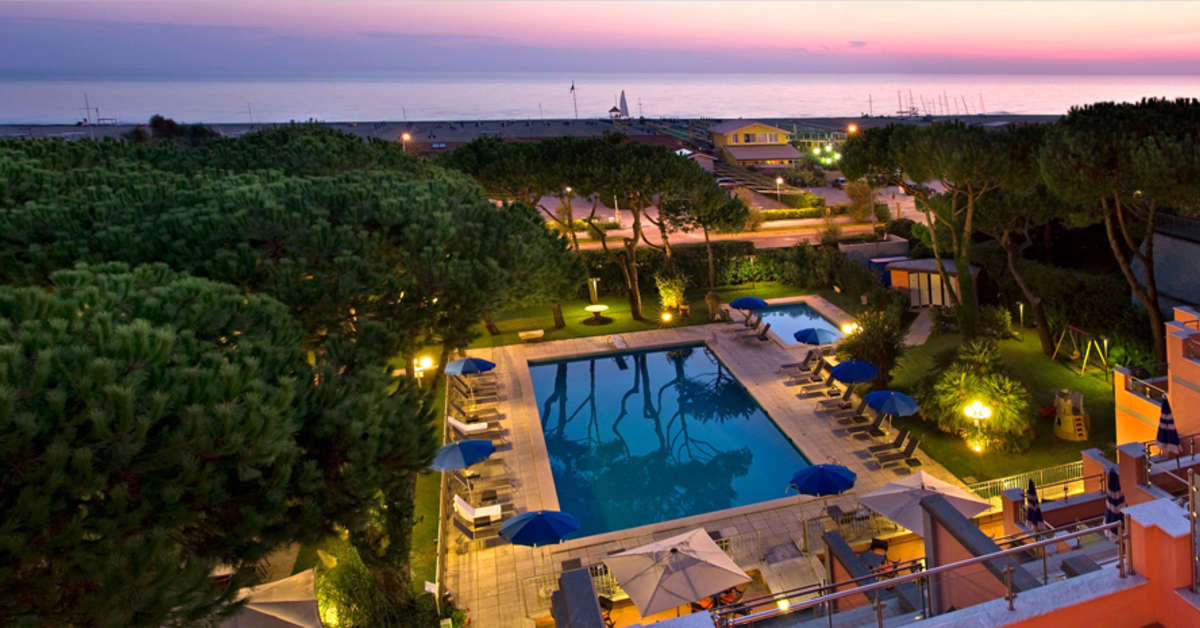 Een foto van het zwembad bij Versilia Palace Hotel