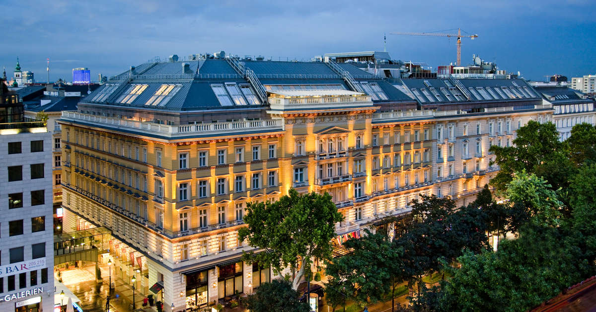 Een foto van de buitenkant van Grand Hotel Wien