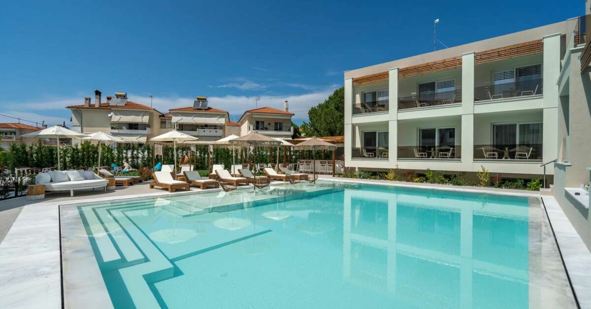 Een foto van het zwembad bij Mirablue Deluxe Residences