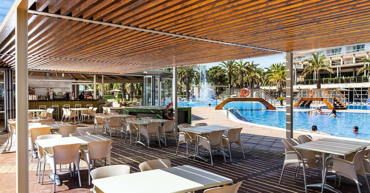 Een foto van het terras bij Costa Encantada Resort & Suites
