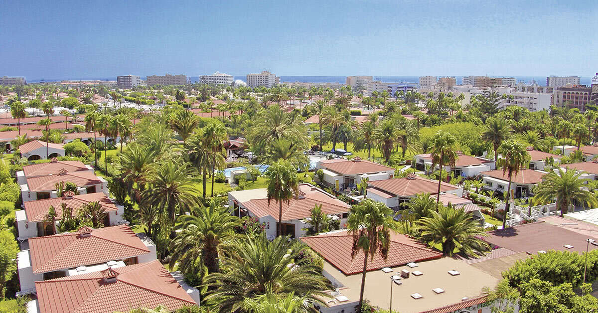 Een foto van de buitenkant van HL Bungalows Miraflor Suites