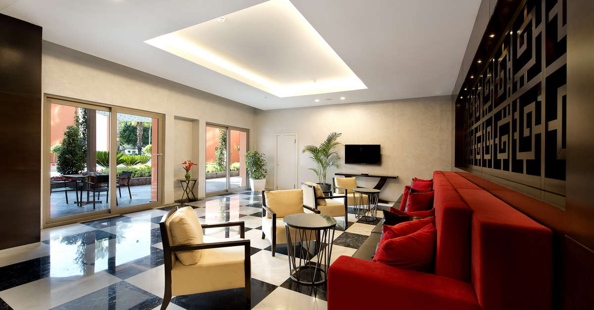 Een foto van het interieur van Akra V Hotel