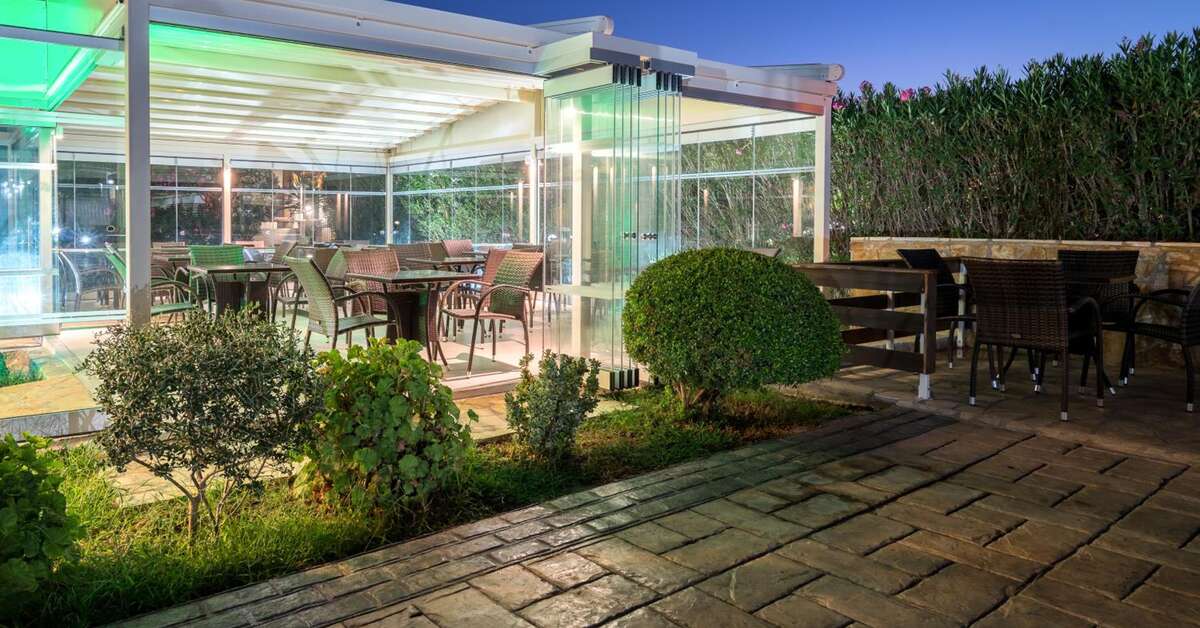 Ein Foto von der Terrasse im Golden Sun Hotel